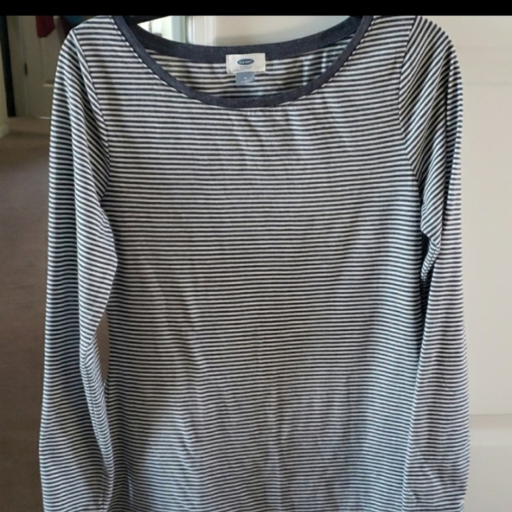 Old navy long sleeves tee with Gray and white stripes medium
